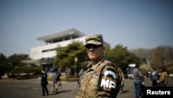 一名美軍士兵在朝韓邊境的板門店村站崗。（2018年4月18日）
