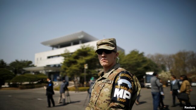 资料照：一名美军士兵在朝韩边境的板门店村站岗。（2018年4月18日）