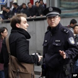 中國上海警方在 2月 27日，要求一名外國記者離開茉莉花革命活動的地點