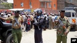 Pasukan keamanan di Nairobi, Kenya, menjaga daerah tempat ditemukannya barang mencurigakan di Eastleigh, April 2014. (AP/Khalil Senosi)