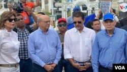 De izquierda a derecha, los hermanos Chamorro: Cristiana Chamorro, Carlos Fernando Chamorro y (con gorra), Pedro Joaquín Chamorro. Dos de ellos están detenidos. Foto archivo, Houston Castillo, VOA.