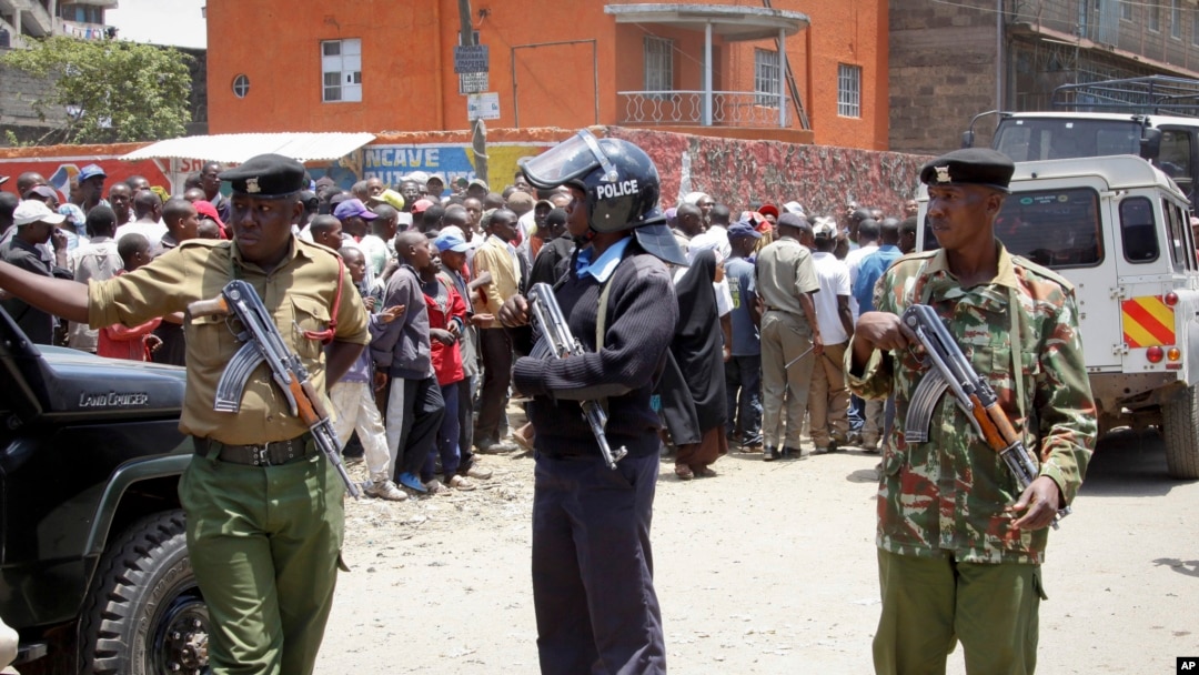 Pasukan keamanan di Nairobi, Kenya, menjaga daerah tempat ditemukannya barang mencurigakan di Eastleigh, April 2014. (AP/Khalil Senosi)