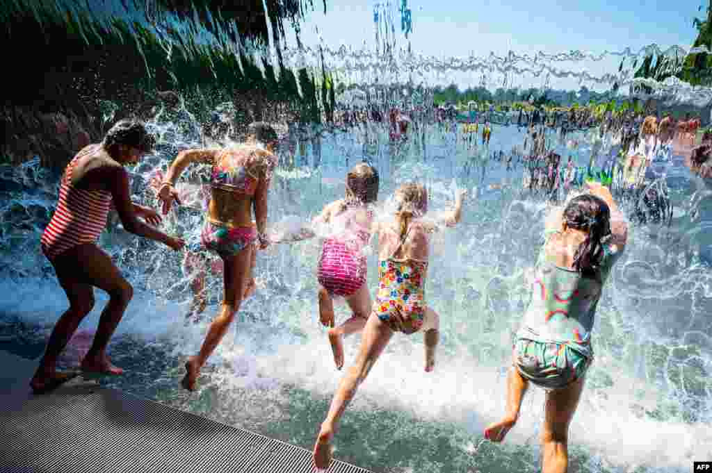 미국 워싱턴 DC의 한 공원 폭포에서 아이들이 더위를 피해 물놀이를 하고 있다. 