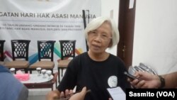 Maria Katarina Sumarsih, ibu dari Benardinus Realino Norma Irawan (Wawan), mahasiswa Universitas Atma Jaya yang tewas dalam Tragedi Semanggi I, usai melapor ke Komnas HAM. (Foto: VOA/Sasmito)