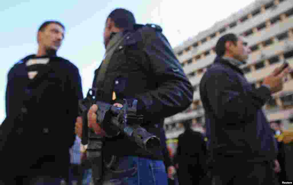 پلیس به حال آماده باش در محل انفجار قاهره، ۲۴ ژانویه