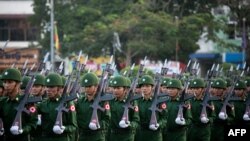 Anggota penjaga kehormatan militer Myanmar mengambil bagian dalam upacara untuk memperingati Hari Persatuan Nasional ke-73 di Yangon pada 12 Februari 2020. (Foto: AFP/Sai Aung Main)