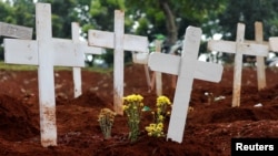 Các ngôi mộ mới trong đại dịch corona tại một nghĩa trang ở Jakarta, Indonesia.