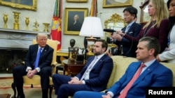 O presidente dos EUA, Donald Trump, fala ao lado do vice-presidente dos EUA, JD Vance, durante uma reunião com o primeiro-ministro do Japão, Shigeru Ishiba, na Casa Branca em Washington, EUA, 7 de fevereiro de 2025.