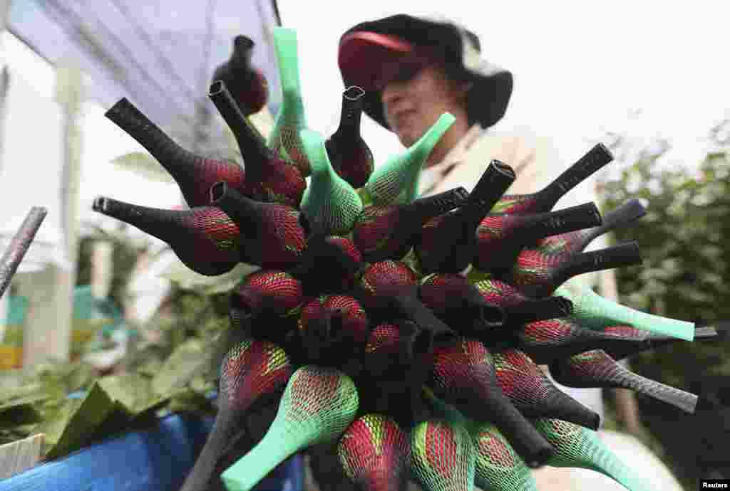 A Colombian grower selects flowers in a farm in Facatativa for export before Valentine&#39;s Day, Jan. 31, 2014.