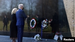 Tổng thống Joe Biden và Đệ nhất Phu nhân Jill Biden viếng đài tưởng niệm cựu chiến binh Việt Nam, ngày 29/3/2021. Hình minh họa.