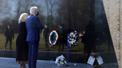 Tổng thống Joe Biden và Đệ nhất Phu nhân Jill Biden viếng đài tưởng niệm Cựu chiến binh chiến tranh Việt Nam ở thủ đô Washington, ngày 29/3/2021.