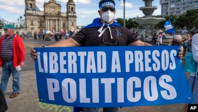 Nicaragüenses exiliados protestan contra el presidente Daniel Ortega en la Ciudad de Guatemala, el domingo 7 de noviembre de 2021.