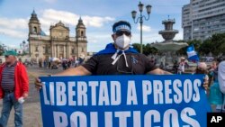 Un ciudadano nicaragüense sostiene un cartel durante una protesta contra el presidente Daniel Ortega en la Plaza de la Constitución en la Ciudad de Guatemala, el 7 de noviembre de 2021.