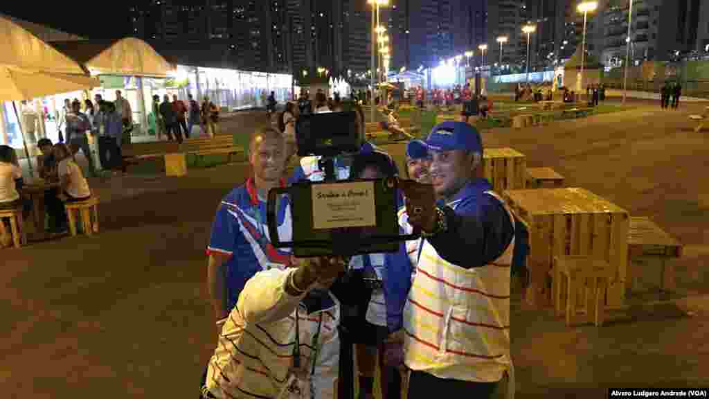 La délégation capverdienne pose pour la photo dans le village olympique, à Rio de Janeiro, Jeux Olympiques de 2016, Brésil