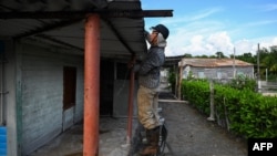 Un hombre asegura el techo de su casa ante la amenaza del huracán Rafael en Guanímar, provincia de Artemisa, Cuba, el 5 de noviembre de 2024.