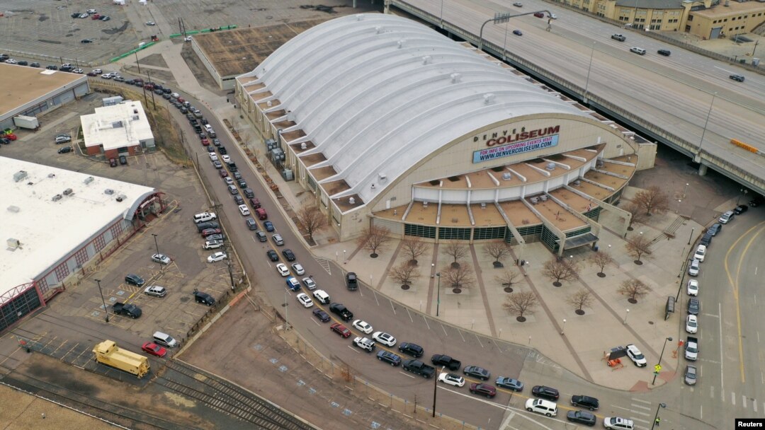 Antrean mobil tampak di Stadion Denver Coliseum yang didatangi warga untuk menjalani tes virus (COVID-19) di stasiun pengujian lantatur di Denver, Colorado, 14 Maret 2020. 