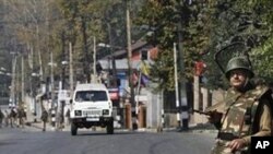Indian paramilitary soldiers stand guard on a road leading towards the office of United Nations Military Observer Group in India and Pakistan (UNMOGIP) in Srinagar, Kashmir, India (File Photo)