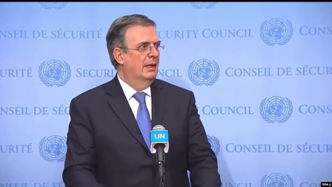 El canciller de México, Marcelo Ebrard, habla a la prensa antes del debate sobre tráfico de armas en Naciones Unidas el 22 de noviembre de 2021. Foto tomada de video.