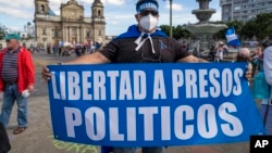 Nicaragüenses exiliados protestan contra el presidente Daniel Ortega en la Ciudad de Guatemala, el domingo 7 de noviembre de 2021.