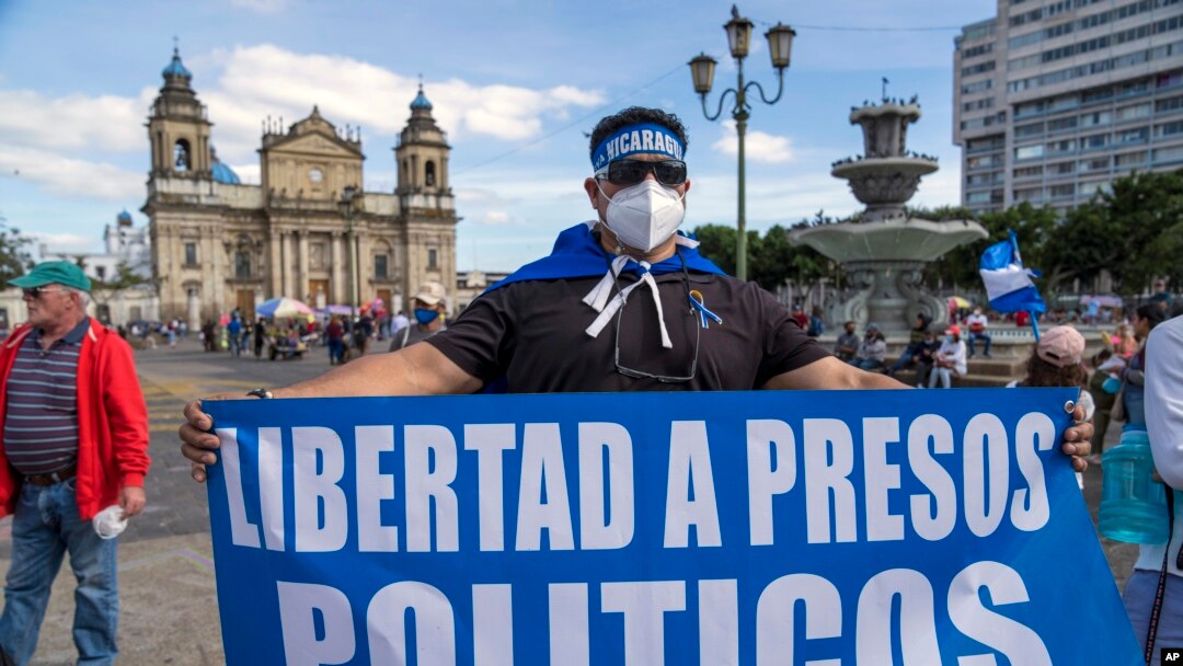 Un ciudadano nicaragüense sostiene un cartel durante una protesta contra el presidente Daniel Ortega en la Plaza de la Constitución en la Ciudad de Guatemala, el 7 de noviembre de 2021.