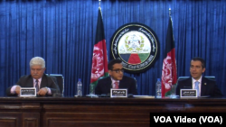 د افغان امنیتي ادارو دغو چارواکو خبریالانو ته وویل چې افغان ځواکونه د پخوا په څیر په وسله والو مخالفانو خپل فشار ته دوام ورکوي.