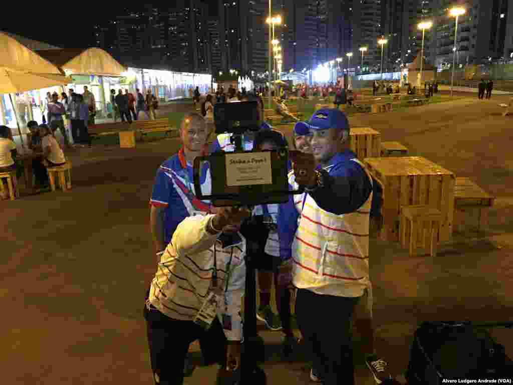 Comitiva cabo-verdiana posando para a foto na Vila Olímpica, Rio de Janeiro, Jogos Olímpicos 2016, Brasil