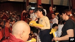 People gather at the scene of a bomb attack in Baquba, northeast of Baghdad, Iraq, May 17, 2013. 