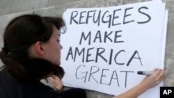 2017年1月22日，抗议者艾美利·诺斯特罗在迈阿密一次反川普签署法令，限制穆斯林移民的集会上书写标语。上面写道“难民使美国伟大”。