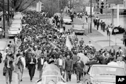 Martin Luther King ve destekçileri Alabama eyaletinin Montgomery kentinde