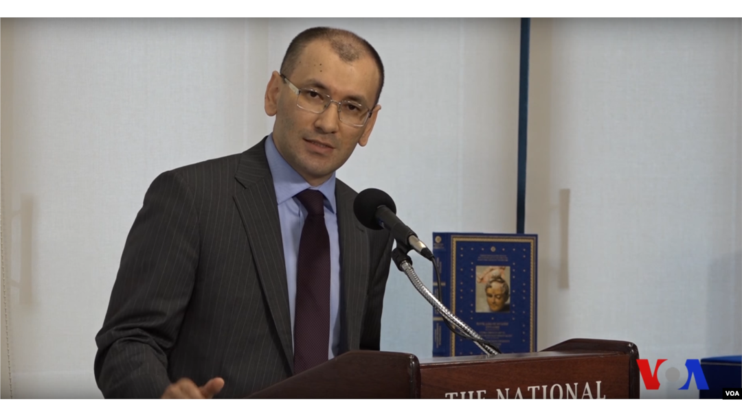 O'zbekistonning AQShdagi elchisi Javlon Vahobov deydiki, hukumat o'zgarishlar haqida maqtanmoqchi emas, aksincha bu jarayon naqadar murakkab va sinovlarga boy ekanini tushunib, masalalarni keng muhokama qilib, yechimlar va yangi yo'llar qidirmoqda, Vashington, 14-may, 2018
