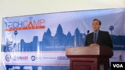 US Ambassador William Todd, also a blogger, gives a talk at TechCamp Phnom Penh, a two-day technology conference organized by the US Embassy Phnom Penh, from March 13-14, 2013. (Kun Chenda/VOA Khmer)