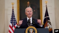 Presiden Joe Biden saat memberi pengarahan tentang rantai pasokan bahan baku untuk indusri di AS, di Gedung Putih, Rabu, 24 Februari 2021. (Foto: AP/Evan Vucci)