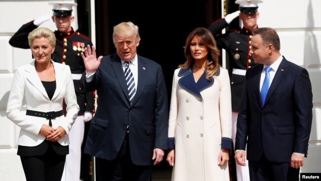 美国总统特朗普和夫人在白宫迎接到访的波兰总统杜达和夫人。（2018年9月18日）
