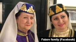Фото: Дінара Фаїзова разом з мамою, відомою співачкою Уріє Керменчіклі