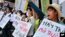 Các nhà hoạt động Việt Nam ở Đài Bắc biểu tình chống thảm họa môi trường do Formosa gây ra ở vùng biển miền Trung hồi tháng 8/2016. Quốc hội Việt Nam vừa thông qua Luật Bảo vệ Môi trường sửa đổi dù còn vấp phải phản đối.