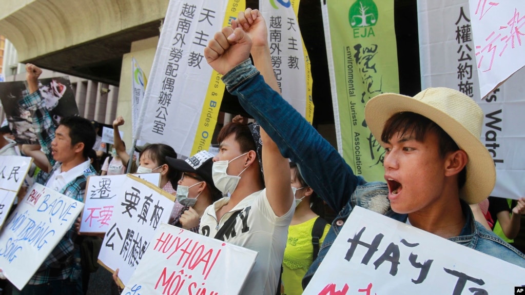 Ảnh tư liệu - Người biểu tình phản đối tập đoàn Formosa gây ô nhiễm biển Việt Nam tại Taipei, Đài Loan ngày 10/08/2016.
