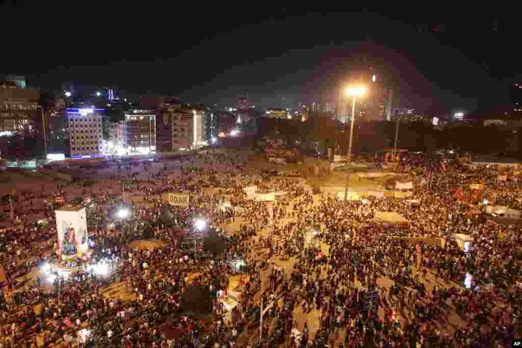 Hàng ngàn người biểu tình tụ tập tại&nbsp;Quảng trường Taksim ở Istanbul, Thổ Nhĩ Kỳ, ngày 3/6/2013.