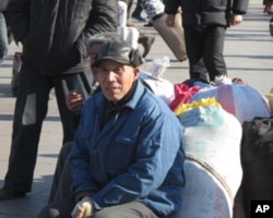 在北京站等候上车返乡的农民工