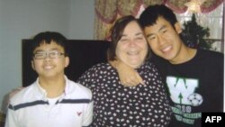 Bà Lynn Andrews và 2 con: Timothy Hào Andrews và Daniel Minh Andrews