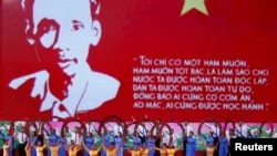 Nghệ sĩ biểu diễn trước một màn ảnh khổng lồ chiếu hình ảnh và danh ngôn của lãnh tụ Hồ Chí Minh, ở Hà Nội, 17/5/2015.