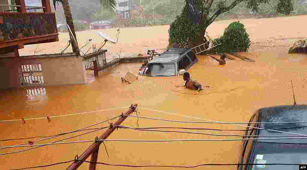 Banjir merendam jalanan di Regent dekat kota Freetown,&nbsp;Sierra Leone.