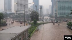 Kawasan Jl MH Thamrin menuju Bundaran HI hingga Jalan Jenderal Sudirman Jakarta digenangi banjir hingga ketinggian 50 centimeter, Kamis malam 17/1 (foto: VOA/Andylala)