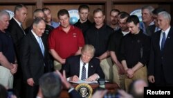 ရာသီဥတုထိန်းသိမ်းရေး ဥပဒေ ဖ ျက်သိမ်းဖို့ သမ္မတ Trump လက်မှတ်ထိုးစဉ် (March 28, 2017)