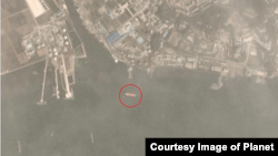 지난 5일 촬영된 위성사진에 90m 길이의 대형 유조선(원 안)이 북한 남포의 해상 유류 하역시설에서 포착됐다. 사진제공=Planet Labs Inc.