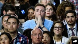 Un électeur d'Hillary Clinton regarde les résultats sur un écran à New York, le 8 novembre 2016.