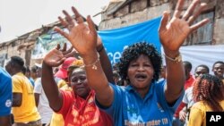 Des femmes célèbrent la fin de l'épidémie d'Ebola en Afrique de l'Ouest, Freetown, Sierra Leone, 7 novembre 2015.