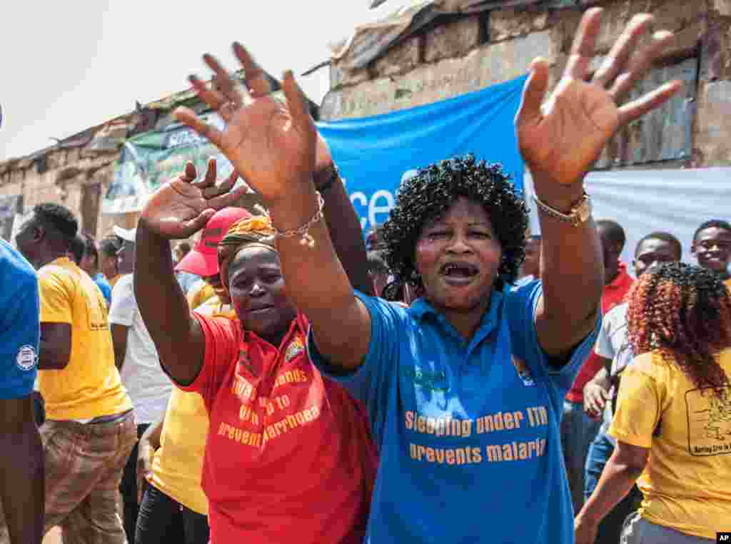 Des femmes jubilent à l&rsquo;annonce de la fin de l&rsquo;épidémie d&rsquo;Ebola à Freetown, Sierra Leone, 7 novembre 2015 (AP Photo/Aurelie Marrier d&#39;Unienvil)