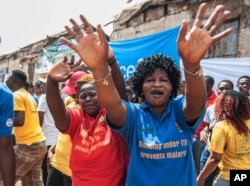 Phụ nữ ở Sierra Leone ăn mừng khi đất nước của họ được tuyên bố đã sạch Ebola, 7/11/2015.