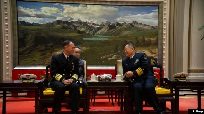 美国海军作战部长约翰·理查森同中国官员交谈(美国海军照片)。