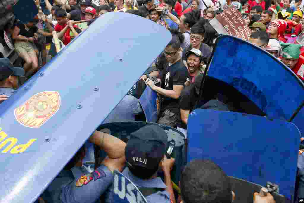 برخورد پلیس و معترضان در یک تظاهرات خشونت آمیز صدها معترض بیرون از سفارت آمریکا در مانیل فیلیپین علیه حضور نظامی ایالات متحده اعتراض کردند. یک وانت پلیس از روی عمد به تظاهر کنندگان زد؛ هنوز معلوم نیست چند نفر در این حادثه مجروح شدند.